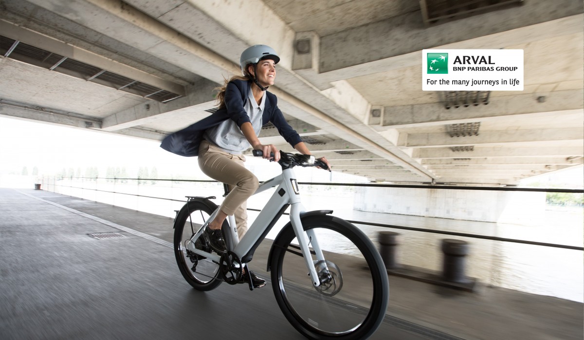 Stromer and Arval are launching full-service leasing for fast e-bikes: Woman riding a leased Stromer ST3 to work. 