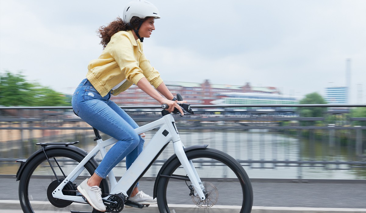Comfortabel op de fiets: vrouw rijdt op haar ST3 met aanpasbare zitpositie.