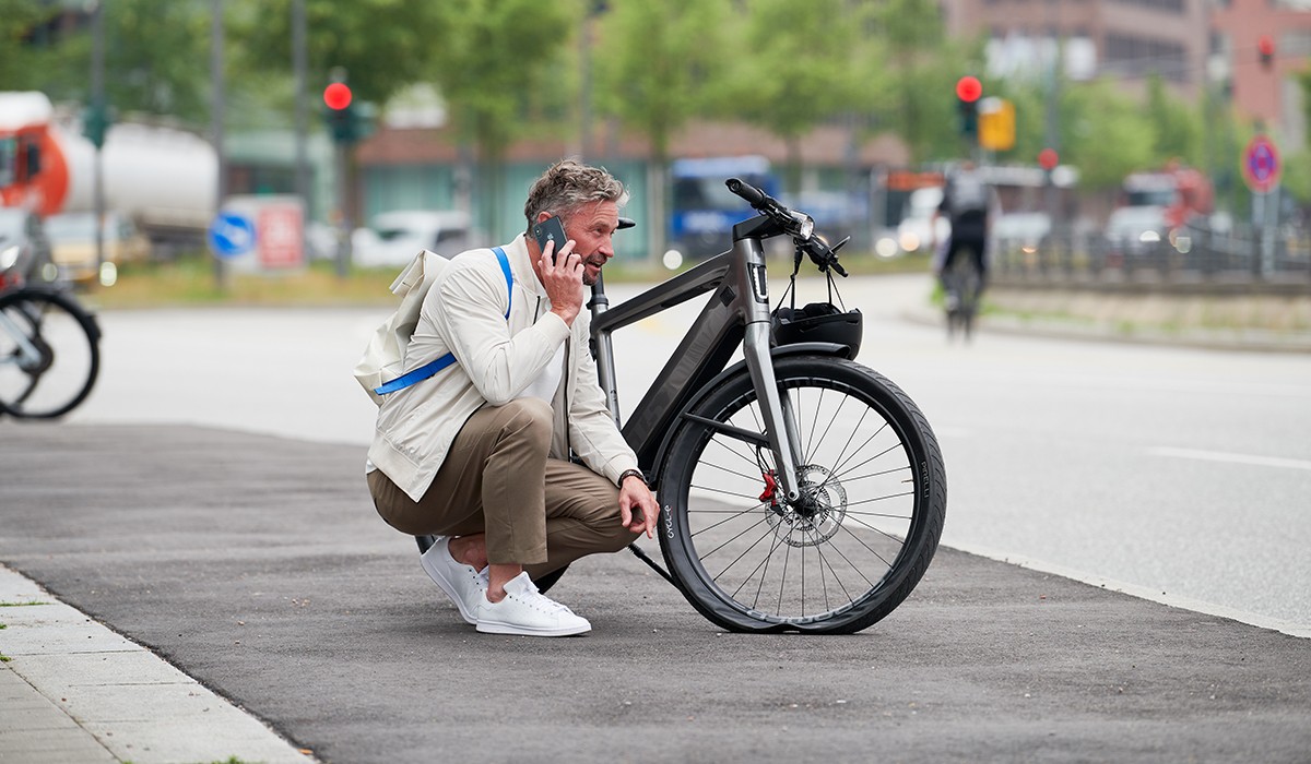 Ontspannen en veilig onderweg met e-bikeverzekering: vrouw met haar Stromer e-bike.