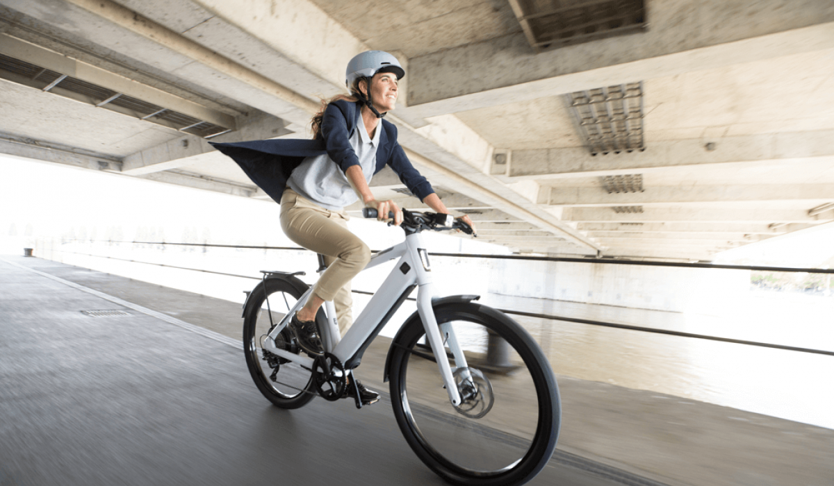 Une femme sur un Stromer ST3