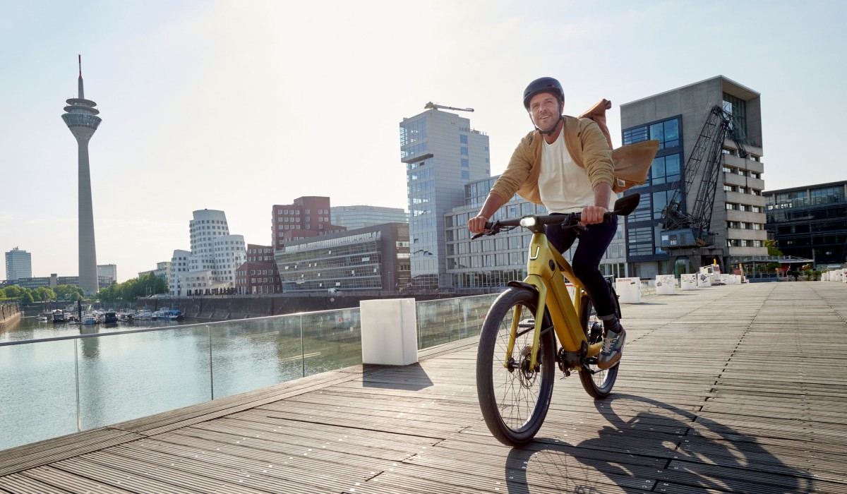 Frau auf weisses Stromer ST3