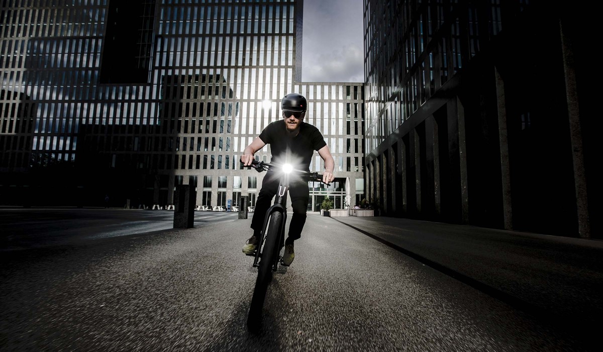 Man op e-bike rijdt door de stad