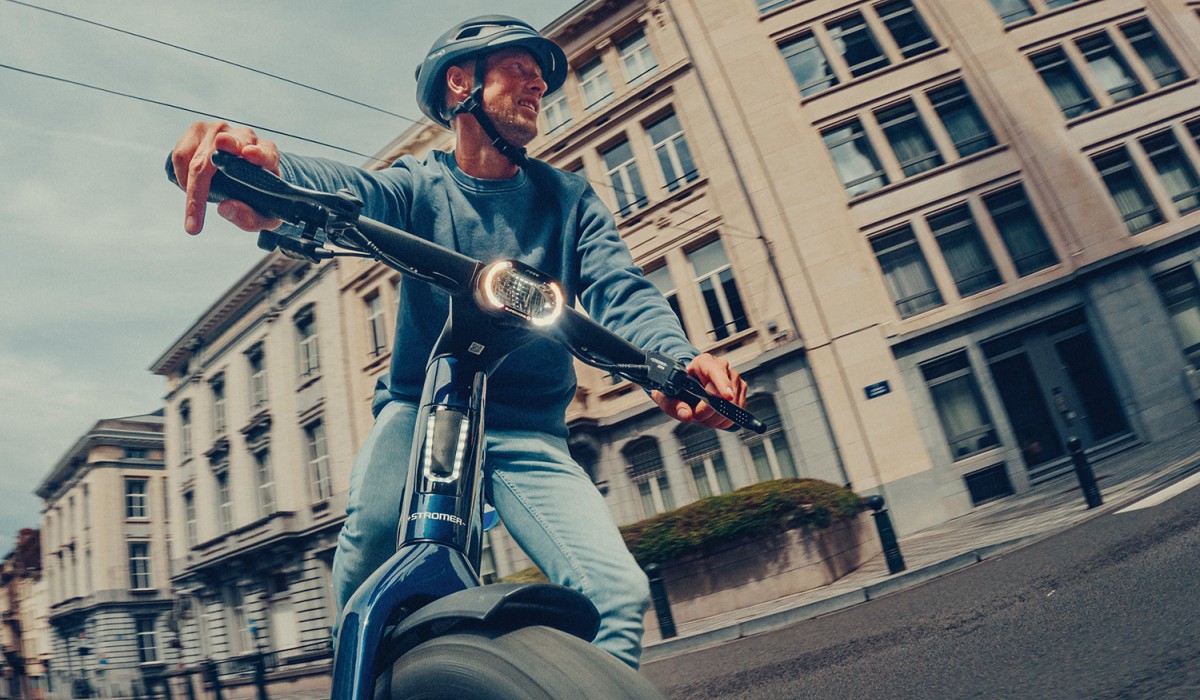 Ontspannen en veilig onderweg met e-bikeverzekering: man met zijn Stromer e-bike.